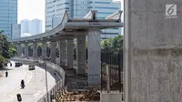 Suasana sepi terlihat di proyek Light Rail Transit (LRT) Jabodebek lintas pelayanan dua rute Cawang-Dukuh Atas di kawasan Kuningan, Jakarta, Senin (18/6). Seluruh proyek infrastruktur masih ditinggal mudik para pekerja. (Liputan6.com/Faizal Fanani)