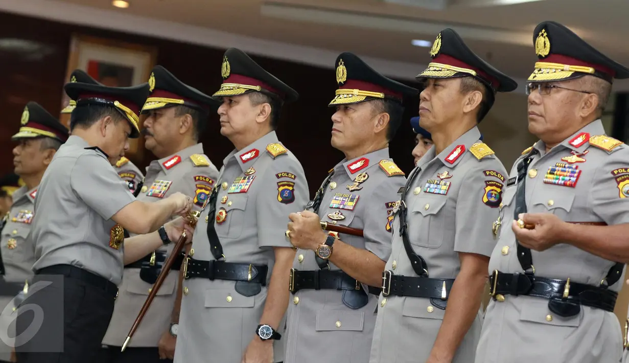 Kapolri Jenderal Tito Karnavian memasang lencana kehormatan kepada Kapolda Sumut Irjen Rycko Amelza Dahniel pada upacara pelantikan dan sertijab lima kapolda dan Kabaintelkam Polri di Rupatama Mabes Polri Jakarta, Rabu (12/10). (Liputan6.com/Helmi Afandi)