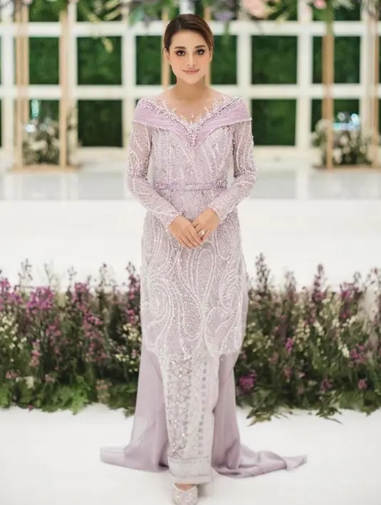 Bak putri negeri dongeng, kebaya payet lilac berdetail kerah unik, disulap sedemikian mewah nan memikat pada lamaran Aurel. (Instagram/thebridedept).