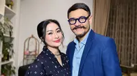 Model Kebaya Hitam ala Iis Dahlia di Resepsi Putri Ikke Nurjanah, Simpel Tapi Anggun