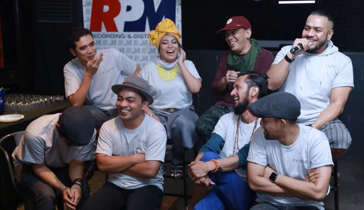 Meski tidak pernah terlihat di layar kaca, grup ini masih padat mengisi acara-acara off air. Dari situ terlihat bahwa penggemar setianya masih menunggu. (Galih W. Satria/Bintang.com)