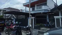 Rumah FR sekeluarga yang menjadi saksi bisu penembakan maut pada Rabu (24/10/2018) dini hari (Liputan6.com / Nefri Inge)