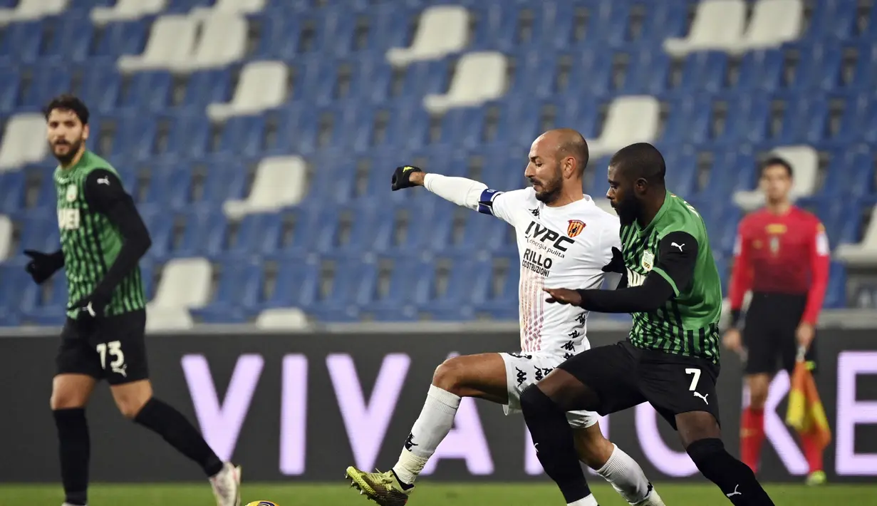 Gelandang Benevento, Pasquale Schiattarella berusaha mengontrol bola dari kawalan penyerang Sassuolo, Jeremie Boga pada pertandingan Liga Serie A Italia di Stadion Mapei Italia, Sabtu (12/12/2020). Dengan kemenangan ini, Sassuolo naik ke peringkat dua klasemen. (Massimo Paolone/LaPresse via AP)