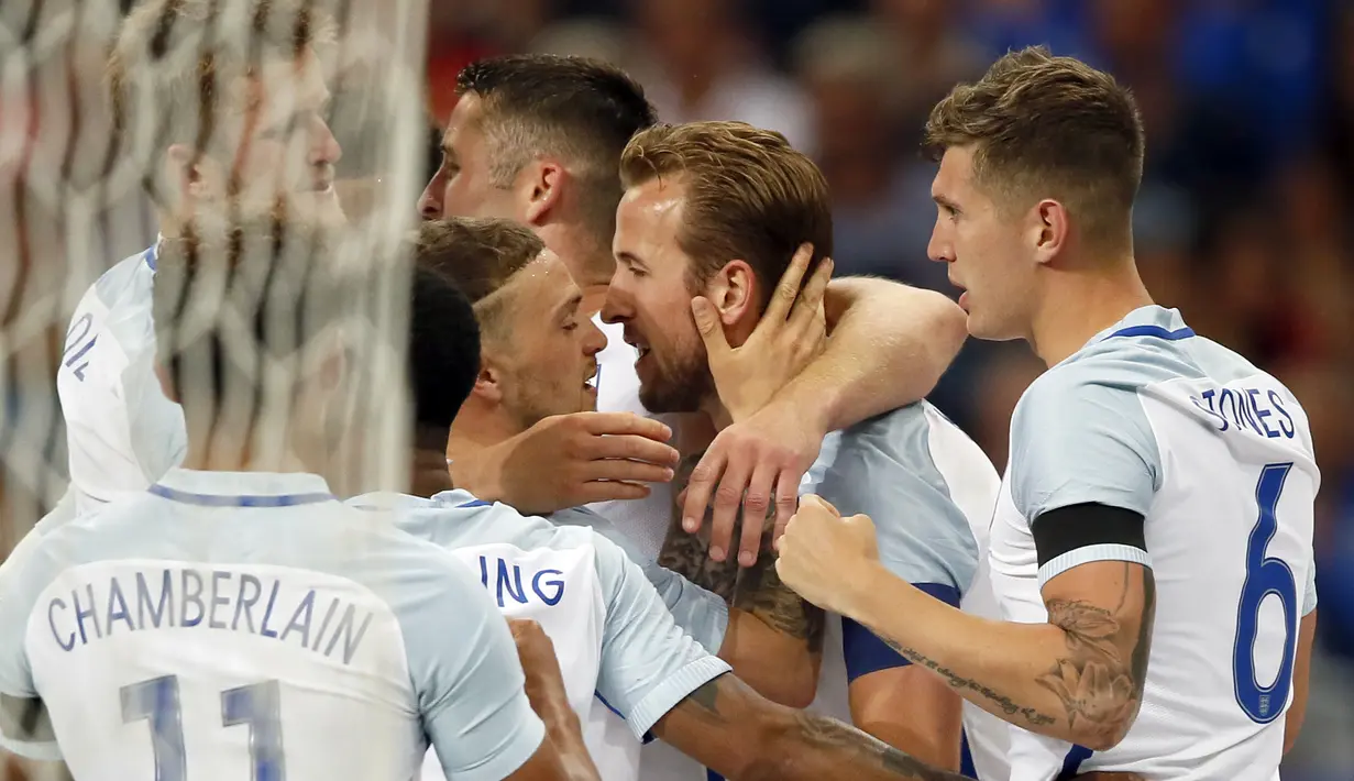 Para pemain Inggris merayakan gol Harry Kane (tengah) saat melawan Prancis pada laga persahabatan di Stade de France, Saint Denis, Paris, (13/6/2017).  Prancis menang 3-2. (AP/Francois Mori)