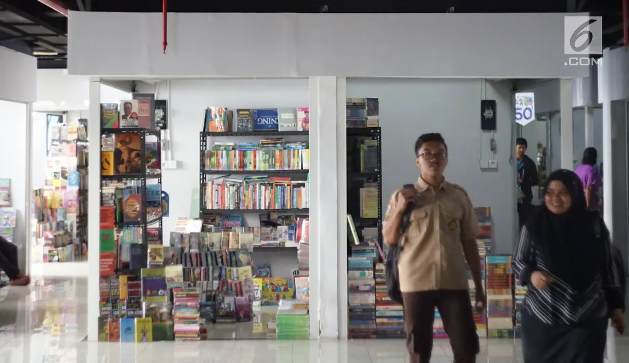 Pengunjung berjalan di Pasar Buku Jakbook Kenari, Jakarta, Rabu (28/8/2019). Pasar yang sebelumnya sepi itu kini mulai diramaikan oleh pengunjung untuk membeli buku dengan harga miring atau hanya sekadar melihat-lihat. (Liputan6.com/Immanuel Antonius)