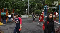 Sejumlah remaja bermain di sekitar Taman Menteng, Jakarta, Kamis (1/6). Meskipun pada 1 Juni merupakan libur nasional memperingati hari lahir Pancasila, namun di Taman Menteng lebih sepi dibanding hari libur lainnya. (Liputan6.com/Immanuel Antonius)