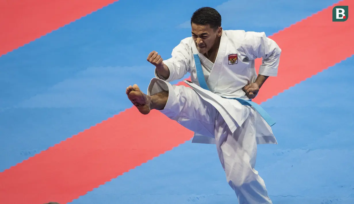 Karateka Indonesia, Ahmad Zigi Zaresta, tampil pada nomor kata cabang karate Asian Games XVIII di JCC Senayan, Jakarta, Sabtu (25/8/2018). Dirinya berhasil meraih medali perunggu. (Bola.com/Vitalis Yogi Trisna)