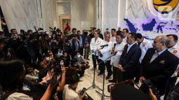 Ketua DPP Partai NasDem Willy Aditya dan Wakil Ketua Majelis Syura PKS Sohibul Iman memberikan keterangan sebelum pertemuan tertutup di NasDem Tower, Jakarta, Jumat (3/2/2023). Pertemuan tersebut membahas langkah-langkah strategis sesama anggota koalisi perubahan. (Liputan6.com/Johan Tallo)