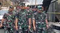 Panglima TNI Laksamana TNI Yudo Margono saat meninjau Markas PMI Jakarta Utara yang menjadi tempat pengungsian korban kebakaran Depo Pertamina Plumpang didampingi KSAD Jenderal TNI Dudung Abdurachman. (Istimewa)