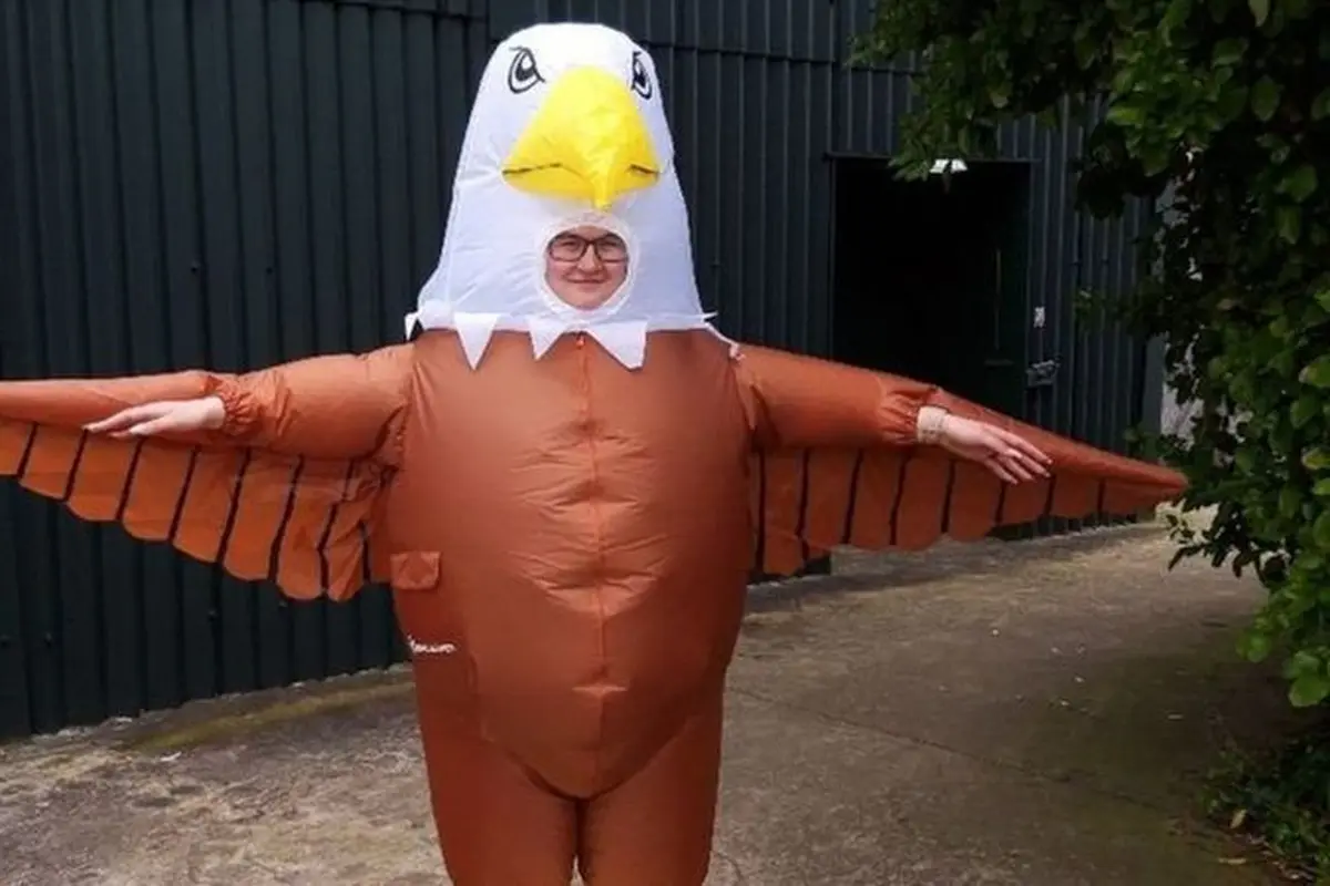 Kebun binatang Blackpool merekrut peserta berpakaian burung, untuk bisa menakut-nakuti burung camar (Tangkapan layar dari website bbc.com)
