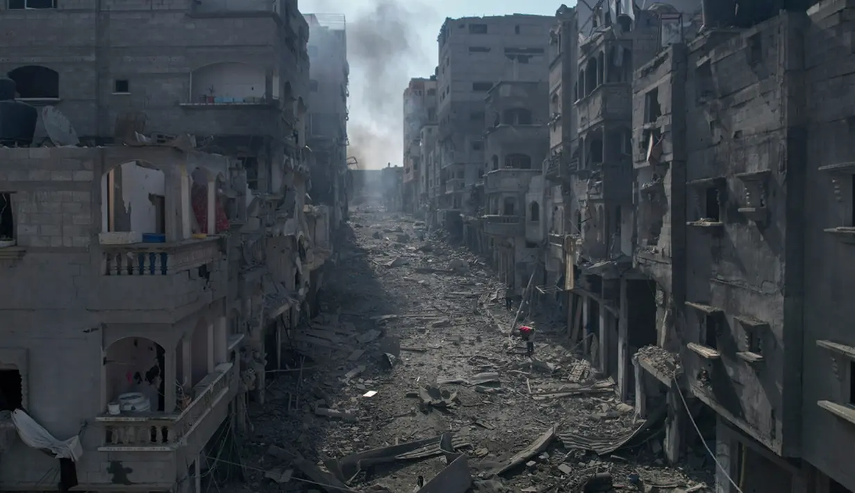 Serangan udara tanpa henti yang dilakukan Israel meluluhlantakkan Jalur Gaza menjadi puing-puing reruntuhan. (AP Photo/Hatem Moussa)