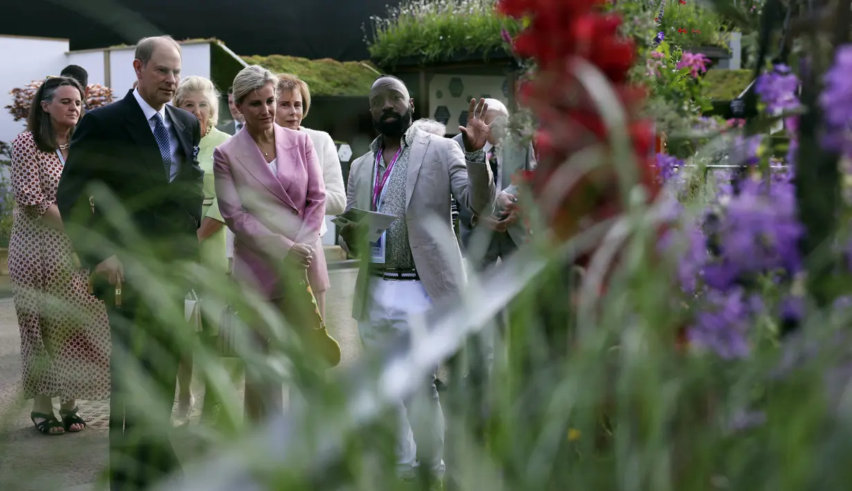 Pangeran Inggris Edward dan Countess of Wessex Sophie tur The Cirrus Garden oleh desainer Jason Williams saat kunjungan anggota keluarga kerajaan ke RHS Chelsea Flower Show 2022 di Royal Hospital Chelsea, London, Inggris, 23 Mei 2022. (Dan Kitwood/Pool photo via AP)