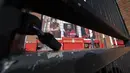 Foto yang diabadikan pada 2 Mei 2020 ini menunjukkan Stadion Anfield milik klub Liverpool terkunci dan kosong saat berbagai kegiatan olahraga masih ditangguhkan selama pandemi COVID-19 di Liverpool, Inggris. (Xinhua/Jon Super)