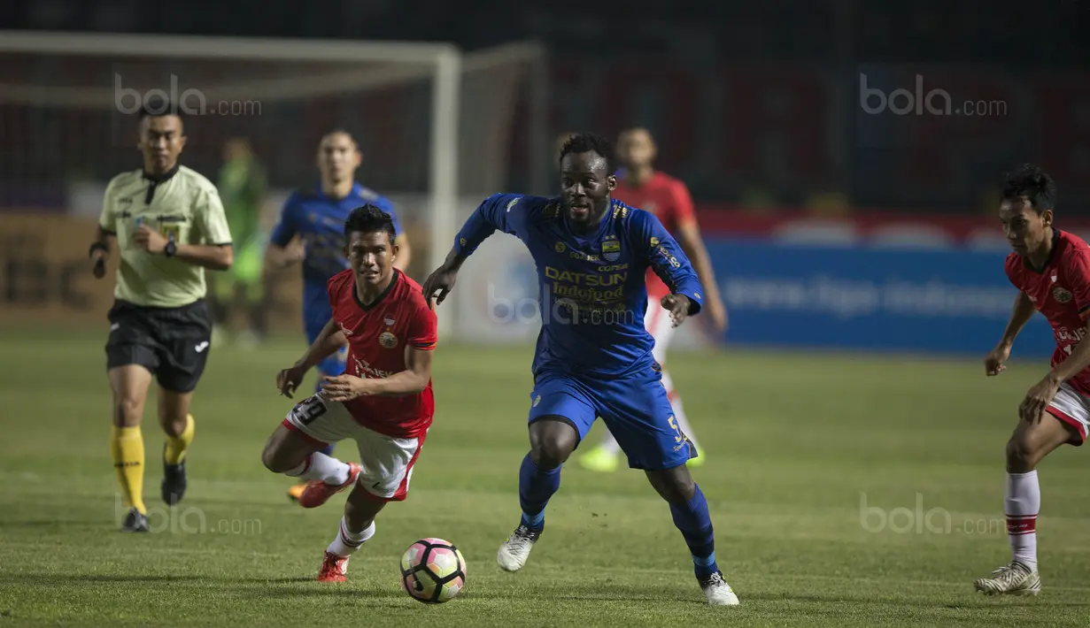 Gelandang Persib, Michael Essien, berusaha meleawti gelandang Persija, Sandi Sute, pada laga Liga 1 di Stadion GBLA Bandung, Jawa Barat, Sabtu (22/7/2017). Kedua klub bermain imbang 1-1. (Bola.com/Vitalis Yogi Trisna)