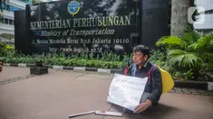 Fazlur Rahman, penyandang disabilitas (tunanetra) korban kecelakaan Commuter Line berunjuk rasa seorang diri di depan kantor Kementerian Perhubungan, Jakarta, Rabu (27/11/2019). Fazlur menuntut Kemenhub sebagai regulator untuk menindak tegas PT Kereta Commuter Indonesia. (Liputan6.com/Faizal Fanani)