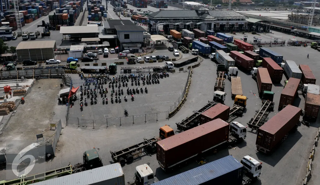 Truk peti kemas tertahan di gerbang pintu masuk JICT, Tanjung Priok, Jakarta, Selasa (28/7/2015). Kegiatan distribusi barang dan peti kemas dari dan ke pelabuhan lumpuh akibat aksi mogok pekerja JICT. (Liputan6.com/JohanTallo)