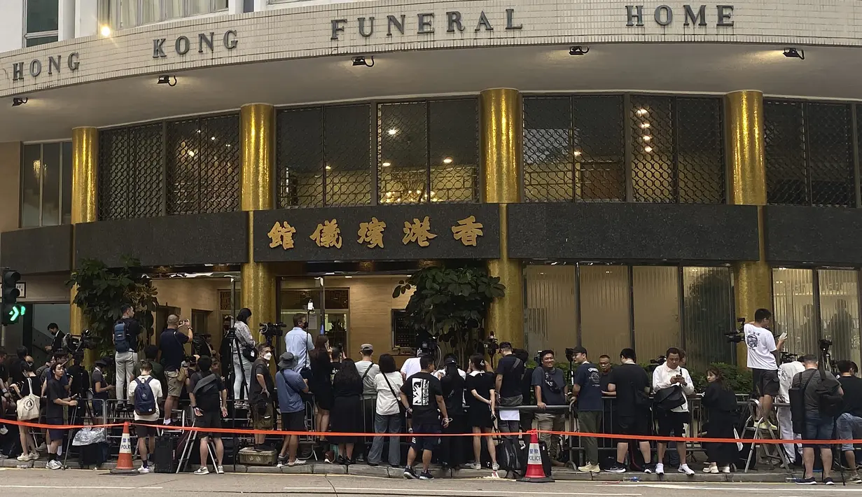Kematiannya telah mengejutkan para penggemarnya. Saudara-saudaranya memposting di Facebook bahwa dia mengalami depresi selama bertahun-tahun dan telah mencoba bunuh diri di rumah pada tanggal 2 Juli. Coco Lee meninggal beberapa hari kemudian. (AP Photo/Annie Cheung)