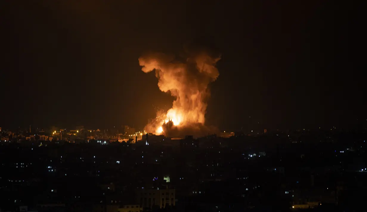 Ledakan yang disebabkan oleh serangan udara Israel di Jalur Gaza terlihat pada Selasa (11/5/2021) pagi. Israel membalas roket kelompok Hamas, yang merupakan respons atas kerusuhan Al-Aqsa, dengan meluncurkan serangan udara ke perbatasan Gaza. (AP Photo/Khalil Hamra)