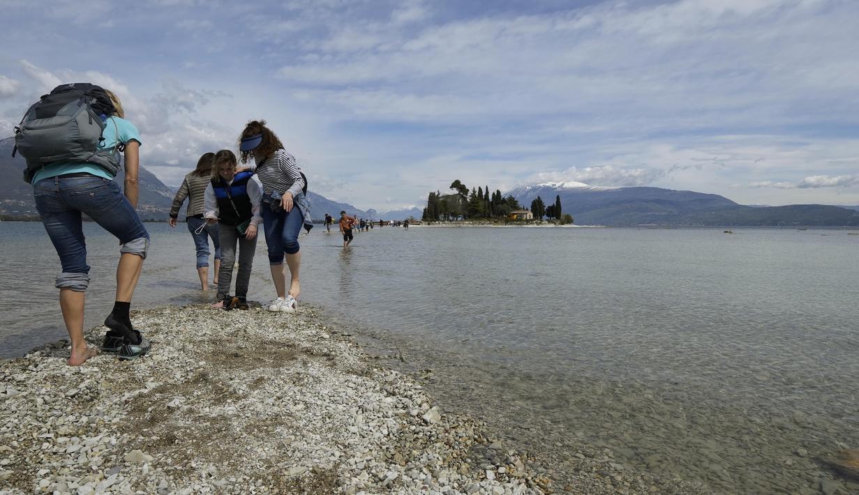 Karena kurangnya air, sebidang tanah tipis telah terbentuk di antara pulau kecil dan daratan. (AP Photo/Luca Bruno)