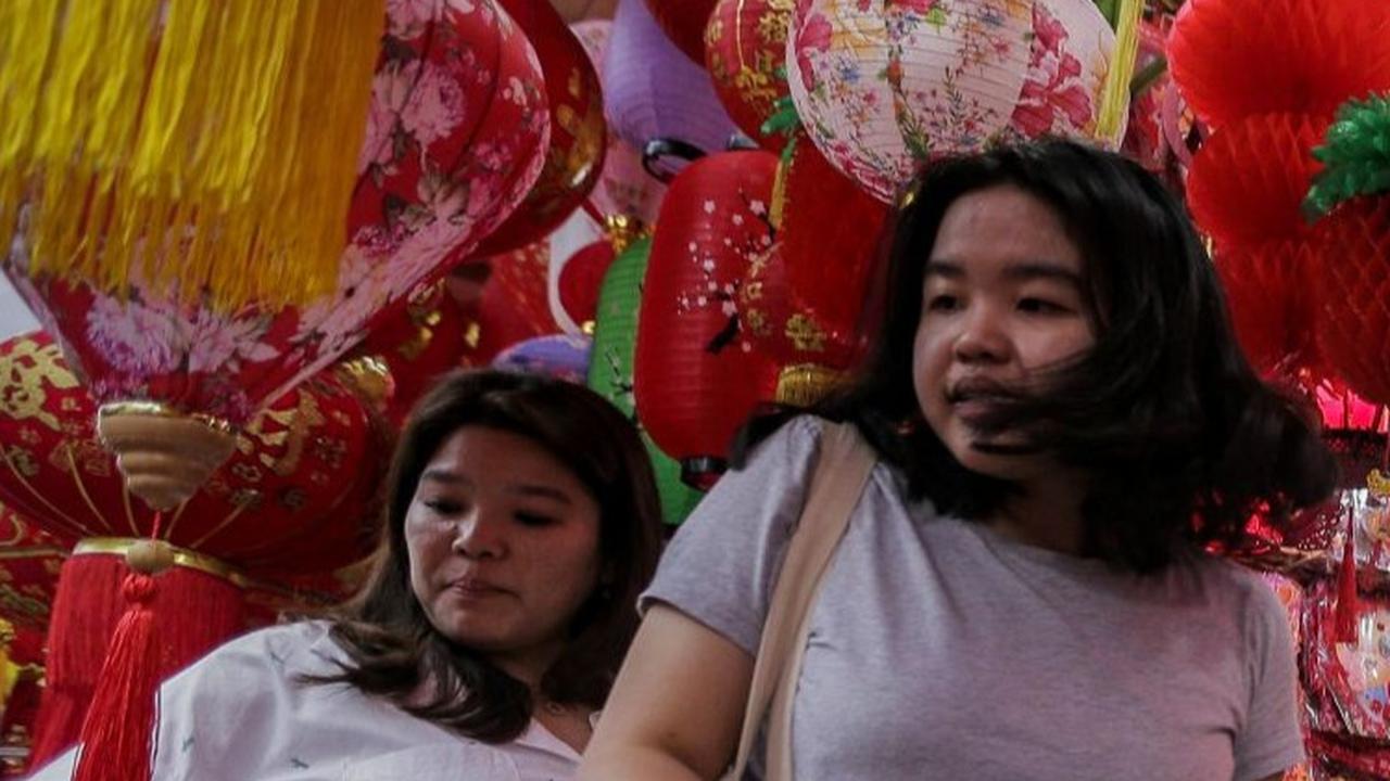 Warga tengah melihat-lihat aneka ragam hiasan Imlek yang dijual di Pasar Glodok, Jakarta, Kamis (1/2/2024).<br>(Foto Liputan6.com / Angga Yuniar)<br>