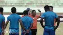 Pelatih Borneo FC, Ricky Nelson memberikan instruksi kepada timnya sebelum pemanasan pada sesi uji coba lapangan pada laga delapan besar Piala Presiden 2017 di Stadion Manahan, Solo, Jumat (24/2/2017). (Bola.com/Nicklas Hanoatubun)