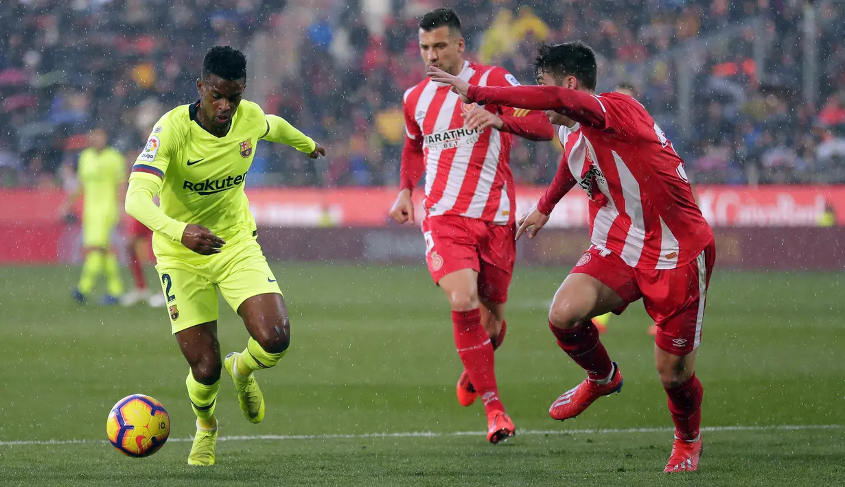 Pemain Barcelona, Semedo, menggiring bola saat melawan Girona pada laga La Liga di Stadion Montilivi, Minggu (27/1). Barcelona menang 2-0 atas Girona. (AP/Manu Fernandez)