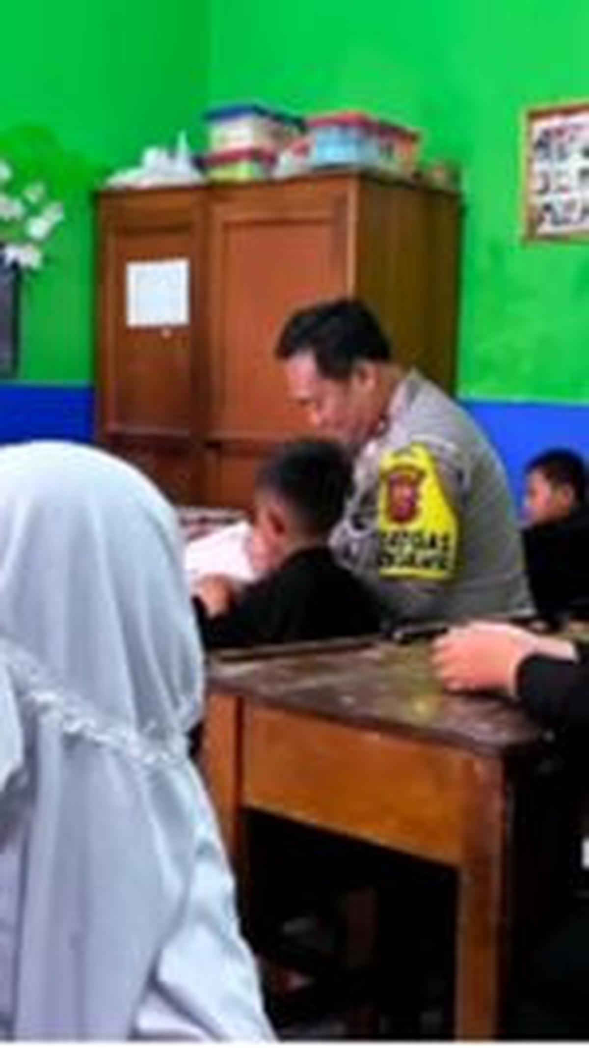 Tak hanya itu, para polisi tersebut lantas mengantar Ilham untuk kembali ke kediaman pribadi. <br>