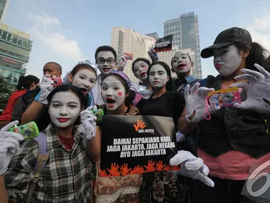 Puluhan orang menggelar aksi di kawasan Bunderan Hotel Indonesia (HI), Minggu (23/11/2014). (Liputan6.com/Herman Zakharia)