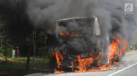 Sebuah bus pariwisata nopol AB 7536 AK terbakar pada ruas tol Jagorawi arah Bogor di KM 36, Bogor, kamis (25/7/2019). Bus kosong yang diawaki dua orang ini terbakar habis dengan api yang bersumber pada bagian AC bus. (merdeka.com/Arie Basuki)