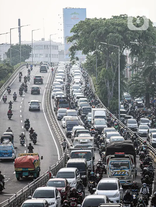 Sejumlah kendaraan bermotor terjebak kemacetan di Jalan K.H. Abdullah Syafei, Jakarta, Jumat (22/7/2022). Aturan tentang pajak kendaraan ini sesuai dengan ketentuan dalam Pasal 74 Undang-Undang Nomor 22 Tahun 2009 tentang Lalu Lintas dan Angkutan Jalan. (Liputan6.com/Faizal Fanani)