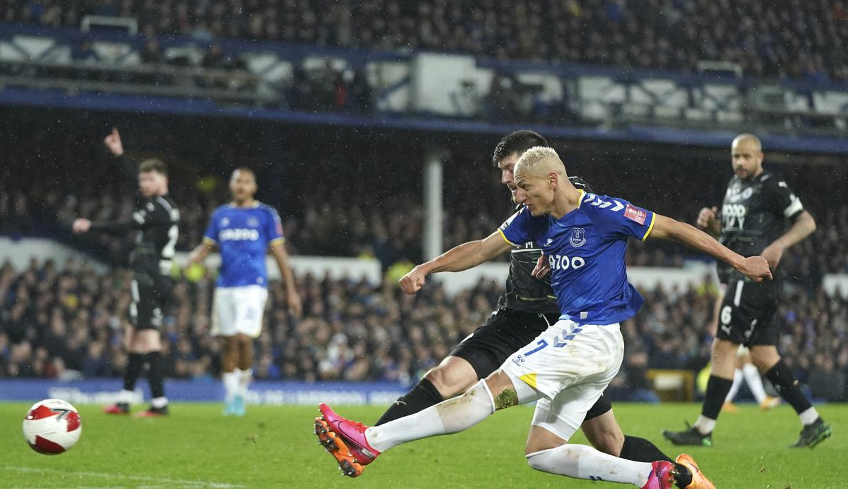 Penyerang Everton, Richarlison melakukan tembakan saat bertanding melawan Boreham Wood pada putaran kelima Piala FA Inggris di Goodison Park di Liverpool, Inggris, Jumat (4/3/2022). Kemenangan ini mengantar Everton lolos ke perempat final Piala FA. (AP Photo/Jon Super)