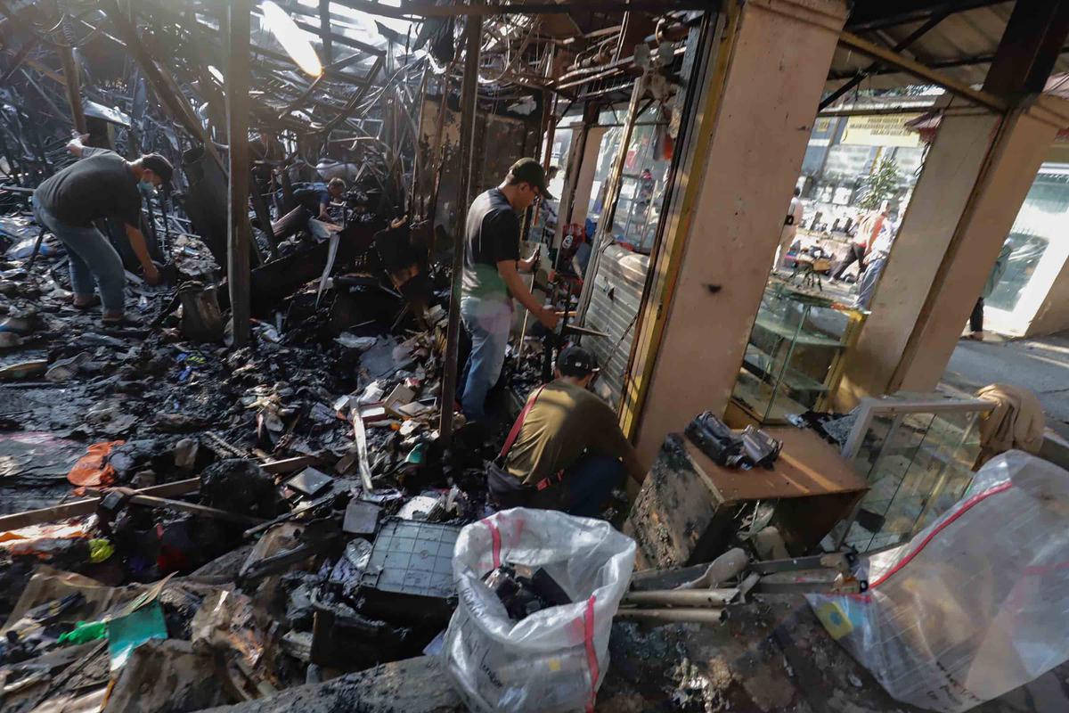 FOTO: Pedagang Taman Puring Mencari Sisa Dagangan Usai Kebakaran Besar