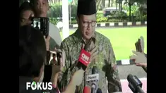 Di laci meja kerja Menteri Agama, KPK menemukan uang ratusan juta rupiah dan puluhan ribu dolar Amerika Serikat.