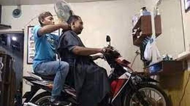 6 Aksi Tukang Potong Rambut Kebanyakan Tingkah Ini Bikin Pelanggan Tepuk Jidat
