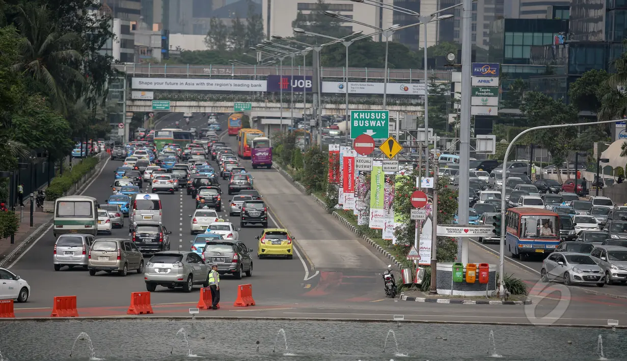 Kondisi lalu lintas di kawasan jalan MH Thamrin, Jakarta, yang tersendat, Kamis (14/5/2015). Warga Jakarta dan sekitarnya memanfaatkan liburan panjang akhir pekan dengan memadati pusat-pusat perbelanjaan. (Liputan6.com/Faizal Fanani)