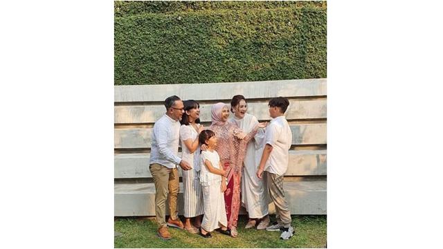 Pada pertunangan Keisha Ratuliu, Mona turut hadir dalam momen kebahagiaan tersebut.