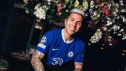 Enzo Fernandez saat menjalani sesi pemotretan dengan mengenakan seragam timnya Chelsea. Chelsea memboyongnya dari Benfica seharga 106,8 juta Pounds atau setara Rp 1,9 triliun. (Instagram/chelseafc)