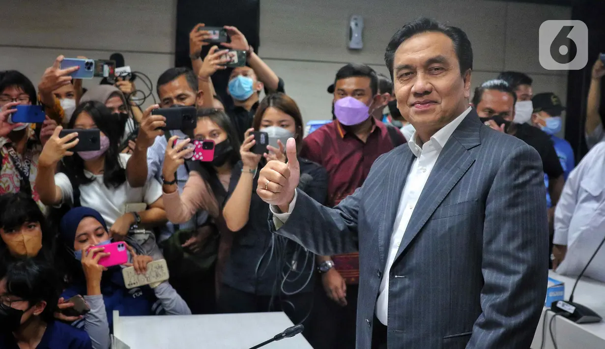 Anggota Komisi I Effendi Simbolon usai menjalani sidang putusan dugaan pelanggaran etik terkait ucapannya "TNI seperti gerombolan" di Kompleks Parlemen, Senayan, Jakarta, Kamis (15/9/2022). Dalam sidang tersebut, MKD DPR memutuskan untuk menghentikan kasus aduan terkait ucapan dari Effendi Simbolon. (Liputan6.com/Angga Yuniar)
