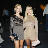 Chara Ferragni dan Valentina Ferragni kompak dengan high knee boots. (Foto: Fendi.Dok)
