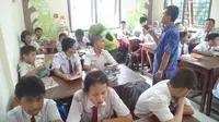 Muniyati dan Anak-Anak Autis yang Cakap Menenun Songket