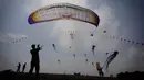 Seorang pria menerbangkan layang-layangnya dalam Varvara Kite Fest di Desa Varvara, pesisir Laut Hitam, Bulgaria, Jumat (27/8/2021). Penyelenggara Varvara Kite Fest Andrey Kulev mengatakan bahwa menerbangkan layang-layang seperti melepaskan semua masalah Anda di langit. (AP Photo/Valentina Petrova)