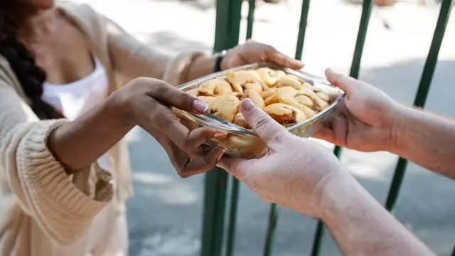 Donasi takjil atau makanan