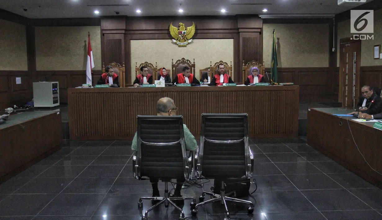 Mantan hakim Mahkamah Konstitusi (MK) Patrialis Akbar menjalani sidang perdana di Tipikor, Jakarta, Selasa (13/6). Sidang perdana tersebut beragendakan pembacaan dakwaan. (Liputan6.com/Helmi Afandi)