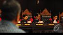 Ketua MK Hamdan Zoelva memperhatikan dengan seksama keterangan saksi dari tim Prabowo-Hatta, Jakarta, Selasa (12/8/2014) (Liputan6.com/Andrian M Tunay)