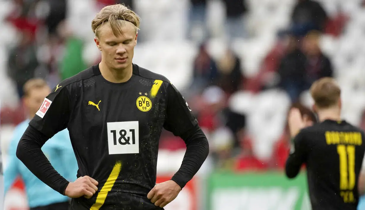 Striker Borussia Dortmund, Erling Haaland, tampak kecewa usai ditaklukkan Augsburg pada laga Bundesliga, Minggu (27/9/2020). Augsburg menang dengan skor 2-0. (Matthias Balk/dpa via AP)