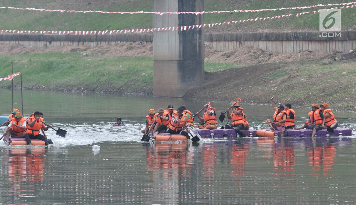 Petugas dari UPK Badan Air Dinas Lingkungan Hidup Kecamatan Duren Sawit beradu kecepatan saat lomba dayung di Kanal Banjir Timur, Jakarta, Sabtu (17/8/2019). Para petugas menggunakan pelampung palka dan sekop dalam perlombaan dayung tersebut.  (merdeka.com/ Iqbal S. Nugroho)