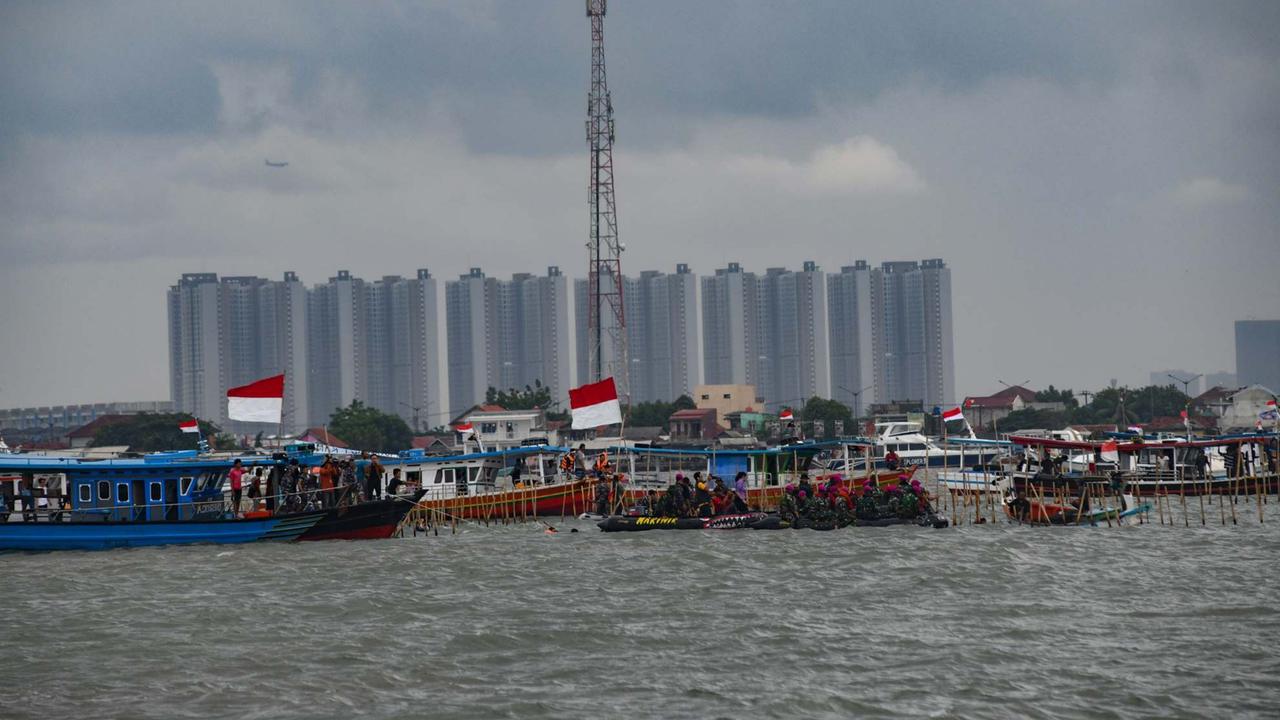 Aksi Ribuan Pasukan TNI AL dan Nelayan Bersatu Bongkar Pagar Laut Misterius di Tangerang