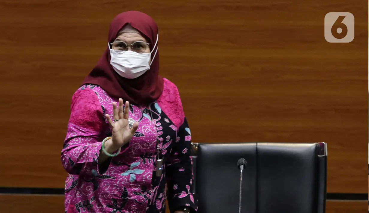 Wakil Ketua KPK, Lili Pintauli Siregar sesaat sebelum menyampaikan rilis penahahan Ni Putu Eka Wiryastuti dan I Dewa Nyoman Wiratmaja sebagai tersangka dugaan korupsi pengurusan dana insentif daerah Kabupaten Tabanan tahun 2018 di Gedung KPK, Jakarta, Kamis (24/3/2022). (Liputan6.com/Helmi Fithrians