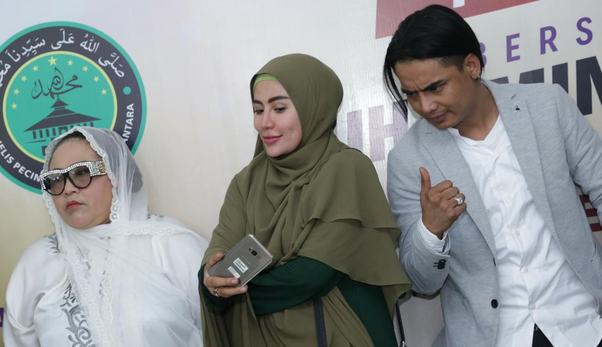 Menghadiri suatu acara bersama dengan Charli dan Nunung, Cinta Penelope tampak memakai busana muslim dengan warna hijau gelap sambil melakukan swafoto (KapanLagi.com/Agus Apriyanto)