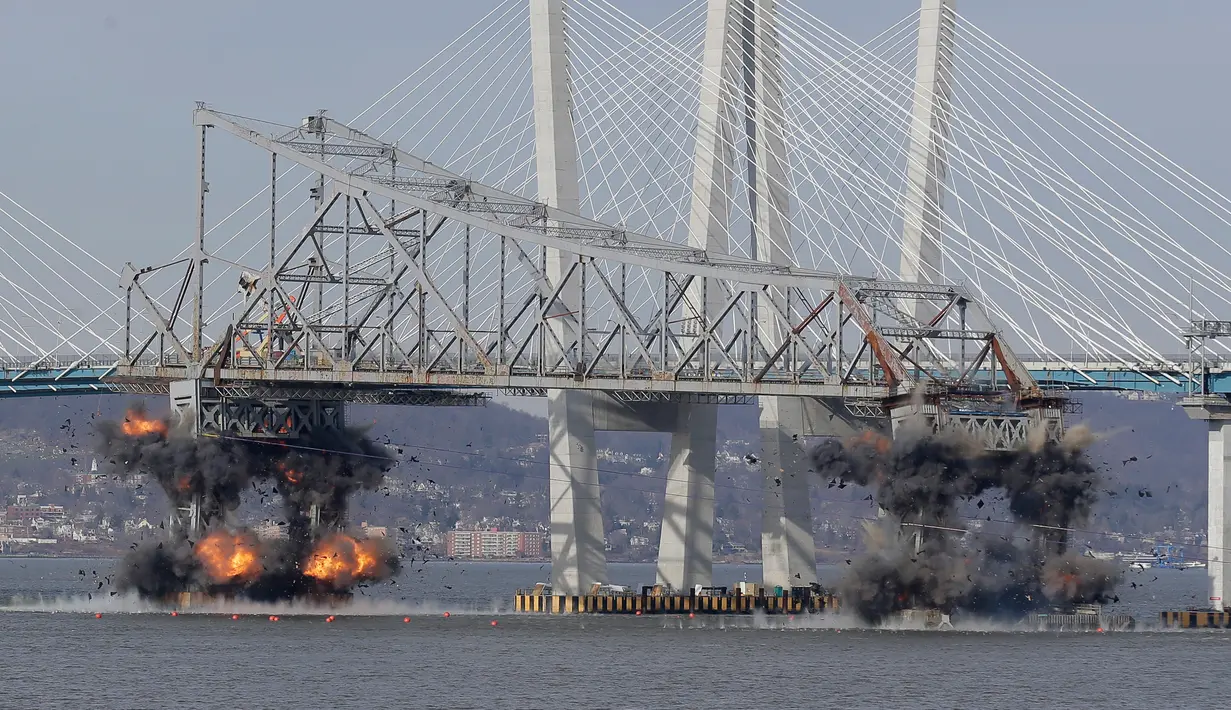 Ledakan dahsyat menghancurkan bagian Jembatan Tappan Zee di Tarrytown, New York, AS, Selasa (15/1). Jembatan Tappan Zee dibangun pada tahun 1952-1955. (AP Photo/Seth Wenig)